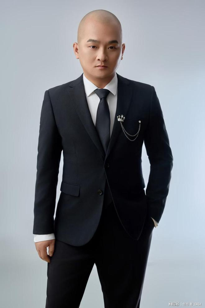 华语原创感恩歌手光头哥深情演唱原创歌曲《孝敬父母》全国发行(图1)