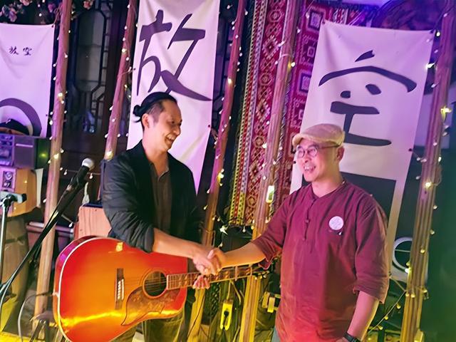 九游娱乐：重庆赞比亚侨领慰问《合川人》原创音乐作者贺刚(图2)