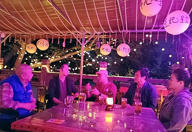 九游娱乐：重庆赞比亚侨领慰问《合川人》原创音乐作者贺刚(图1)