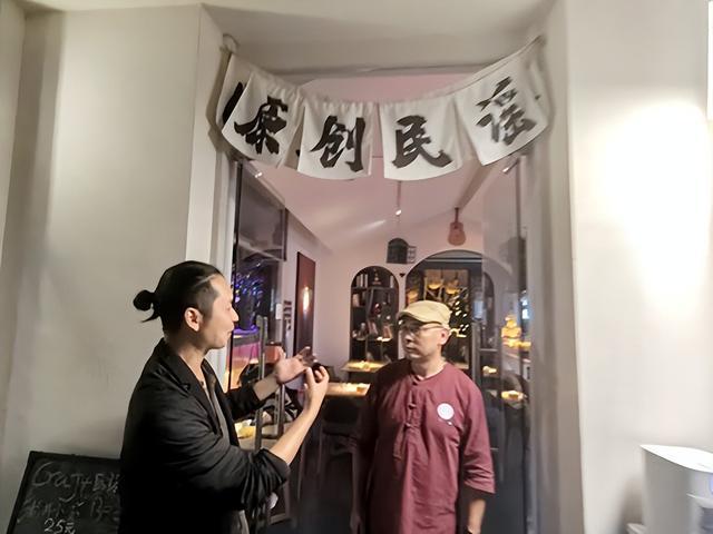 九游娱乐：重庆赞比亚侨领慰问《合川人》原创音乐作者贺刚(图4)