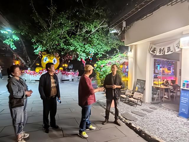 九游娱乐：重庆赞比亚侨领慰问《合川人》原创音乐作者贺刚(图3)