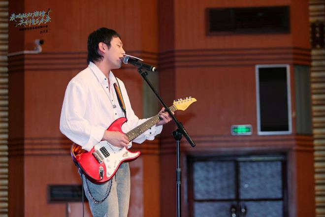 九游娱乐文化：谭晶盛赞川音学子未来可期成都原创音乐高校推介会新星闪耀(图4)