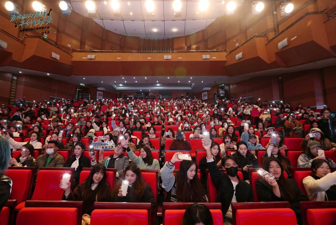 九游娱乐文化：谭晶盛赞川音学子未来可期成都原创音乐高校推介会新星闪耀(图5)