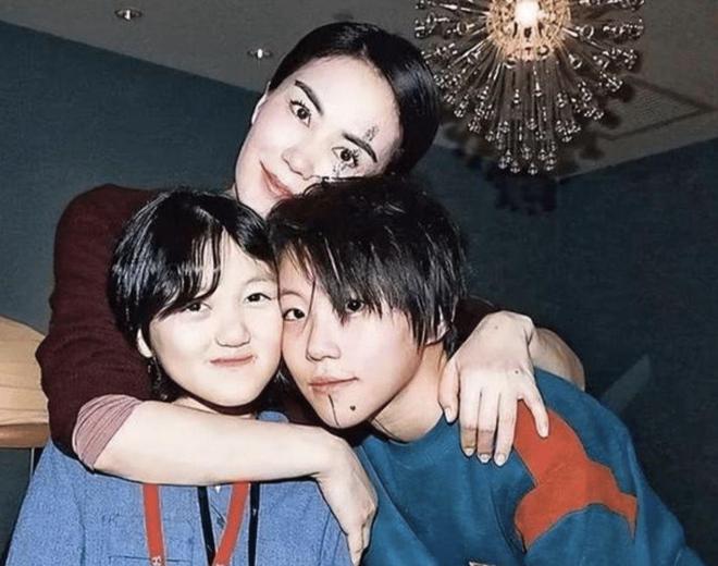 九游娱乐：窦靖童：我的天后妈妈钱多到用不完但穷苦潦倒的爸爸是我的心病(图5)