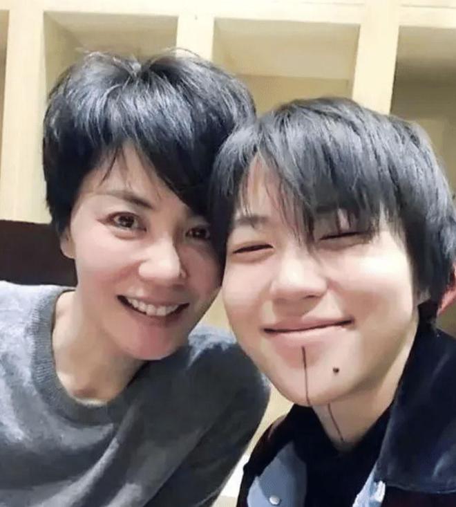 九游娱乐：窦靖童：我的天后妈妈钱多到用不完但穷苦潦倒的爸爸是我的心病(图4)