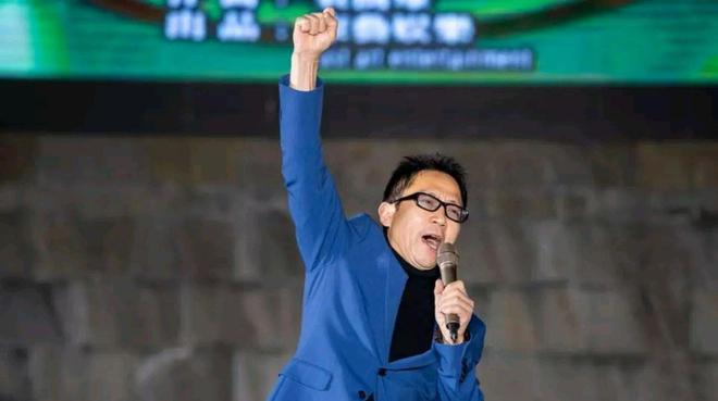 九游娱乐文化：写歌20年穷困潦倒前妻失望选择离婚谁料46岁靠一首歌一夜成名(图4)