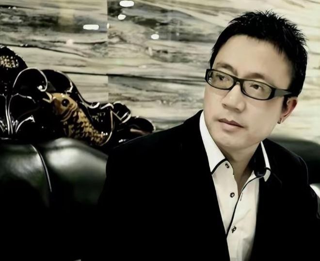 九游娱乐文化：写歌20年穷困潦倒前妻失望选择离婚谁料46岁靠一首歌一夜成名(图5)