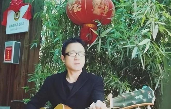 九游娱乐文化：写歌20年穷困潦倒前妻失望选择离婚谁料46岁靠一首歌一夜成名(图3)