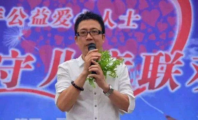 九游娱乐文化：写歌20年穷困潦倒前妻失望选择离婚谁料46岁靠一首歌一夜成名(图10)