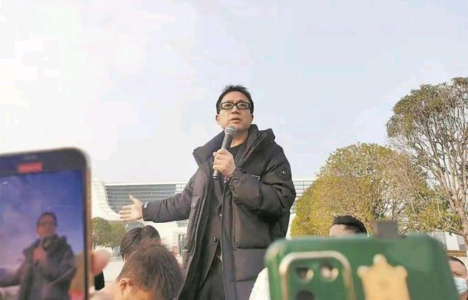 九游娱乐文化：写歌20年穷困潦倒前妻失望选择离婚谁料46岁靠一首歌一夜成名(图9)