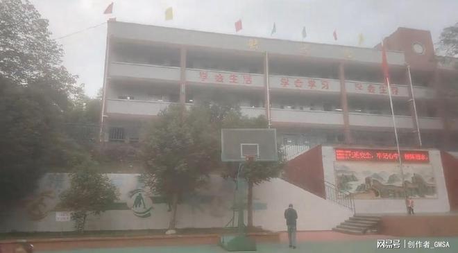 《石子小学梦想飞翔》：张家源为石子小学量身打造励志校(图2)