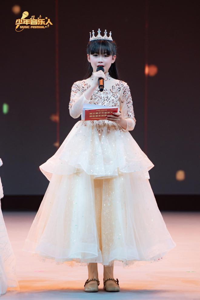 周杨获得第三届少年音乐人原创音乐颁奖盛典年度最受欢迎女歌手