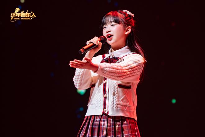 周杨获得第三届少年音乐人原创音乐颁奖盛典年度最受欢迎女歌手(图2)