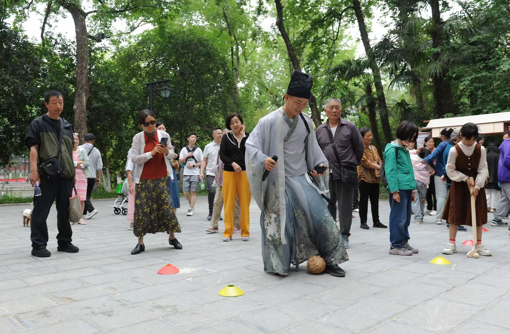 九游娱乐：文化中国行｜“五一”文旅热度攀升国风新韵点燃“假日经济”(图2)