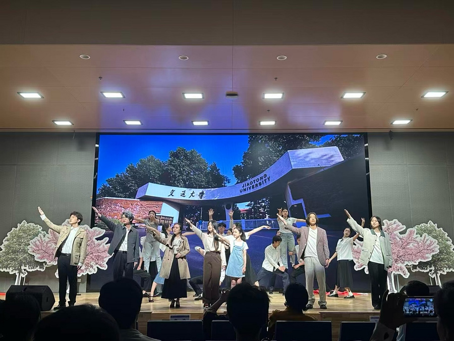 九游娱乐：歌向西行・剧传薪火：原创音乐剧《轨迹》生动演绎西迁精神(图1)