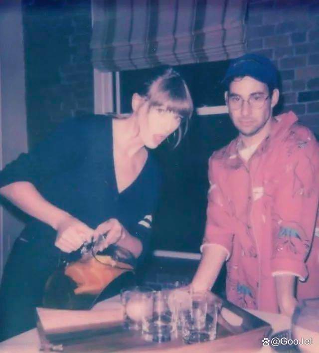 知名音乐制作人JackAntonoff在社交媒体上发布了一张照片(图3)