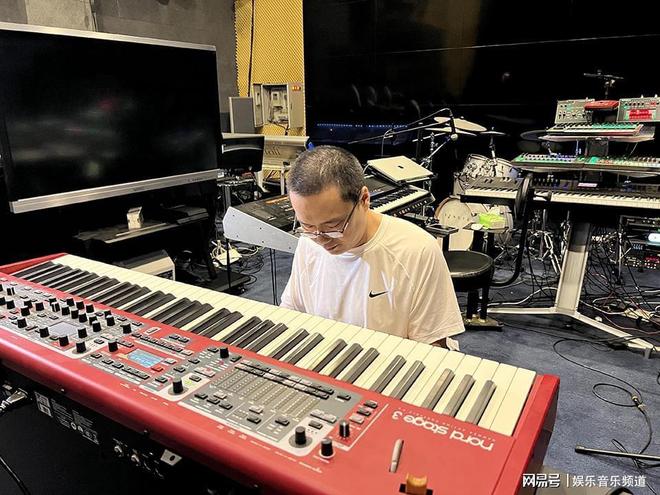 九游娱乐：小格：用史诗音乐讲述时代故事的青年作曲家(图2)