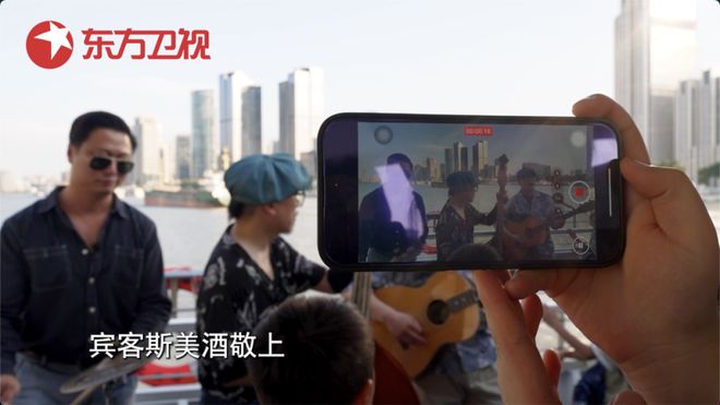 九游娱乐文化：东方卫视22：40《下一站》城市音乐奇遇：用两元船票换一场演出用自然和创意制作乐器(图2)