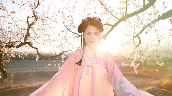 花开托克逊歌声传四方：原创歌曲《杏花仙子》音乐正式发布用歌声绘就“新疆第一春”的童话(图3)