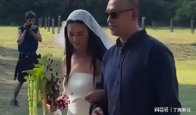 九游娱乐文化：姜文女儿24年富养为法国前妻制作嫁衣(图1)