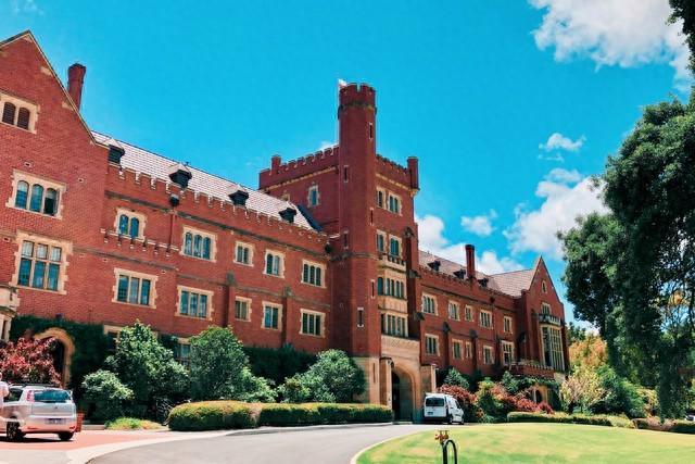 一觉醒来特朗普叫停哈佛大学国际留学生！