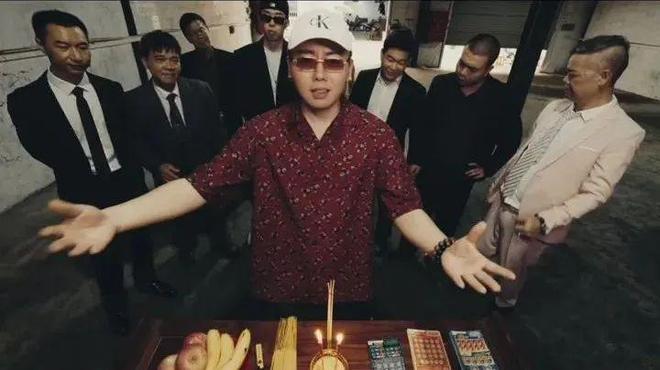 “别墅里面唱K”一张专辑赚12亿超越周杰伦他到底是谁？(图5)