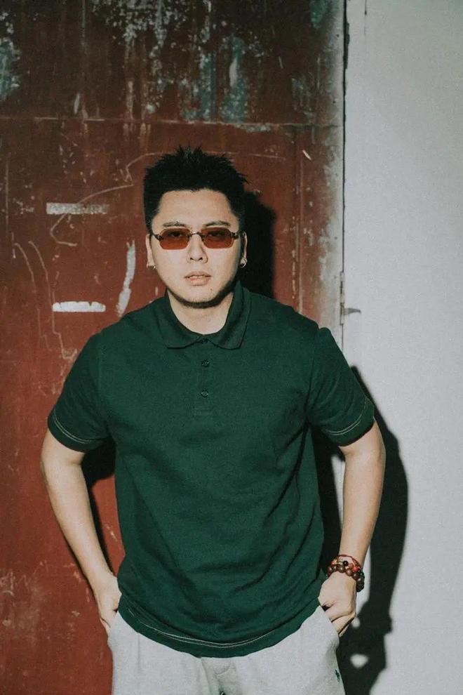 “别墅里面唱K”一张专辑赚12亿超越周杰伦他到底是谁？(图4)