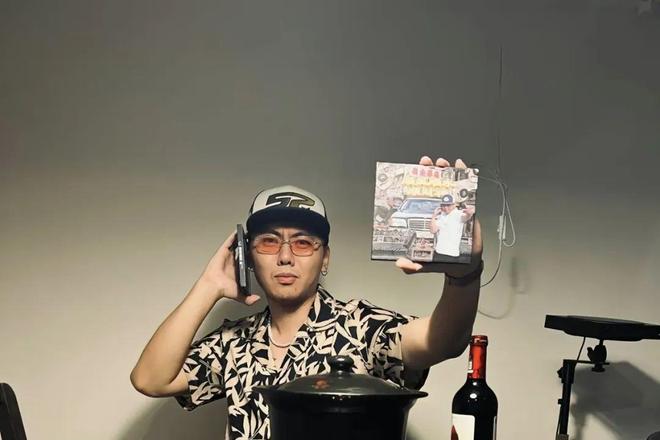 “别墅里面唱K”一张专辑赚12亿超越周杰伦他到底是谁？(图6)