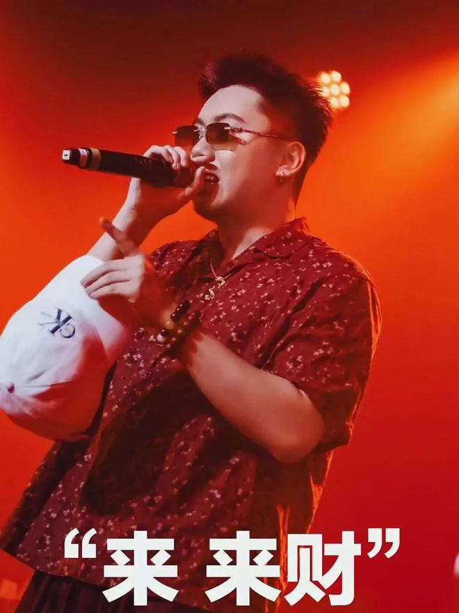 “别墅里面唱K”一张专辑赚12亿超越周杰伦他到底是谁？(图9)