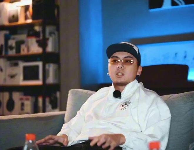 “别墅里面唱K”一张专辑赚12亿超越周杰伦他到底是谁？(图15)