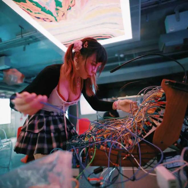 九游娱乐：913别的盒子独立唱作人王忆灵、先锋音乐人陈念CASEE、模块化合成器艺术家TamiX首次同台(图2)