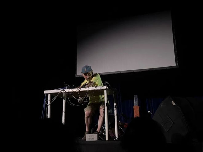 九游娱乐文化：案例｜“你和我”：三年亏近百万一个高中辍学生的实验音乐乌托邦(图4)