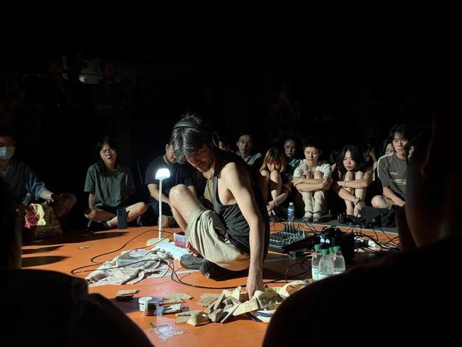 九游娱乐文化：案例｜“你和我”：三年亏近百万一个高中辍学生的实验音乐乌托邦(图5)