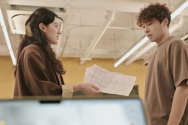 音乐剧《结婚狂想曲：KPI恋人》导演创作手记一部剧的真诚冒险(图2)