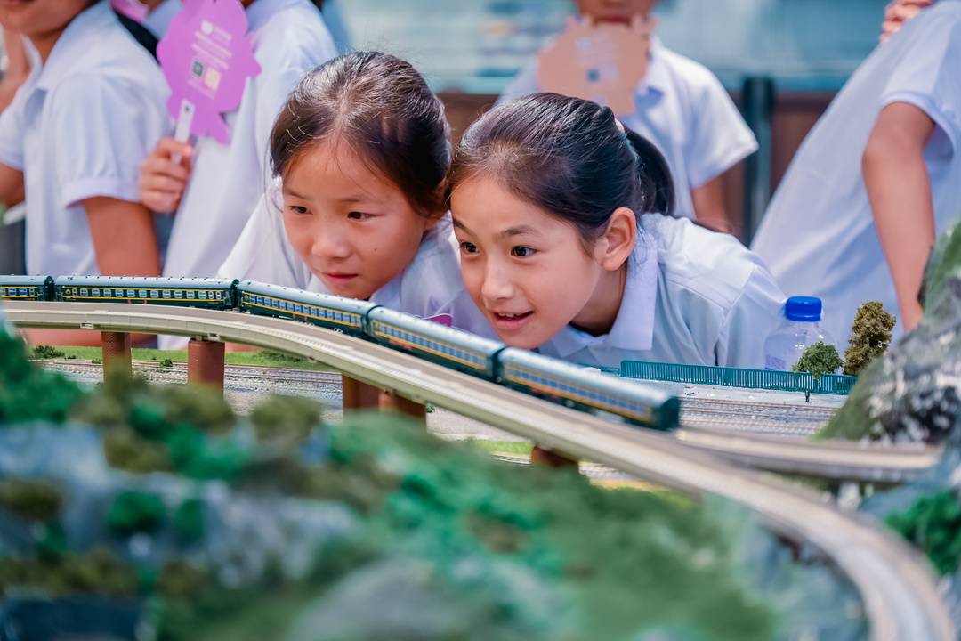 坐着复兴号唱着《动车开进我家乡》妞妞合唱团开启圆梦旅程