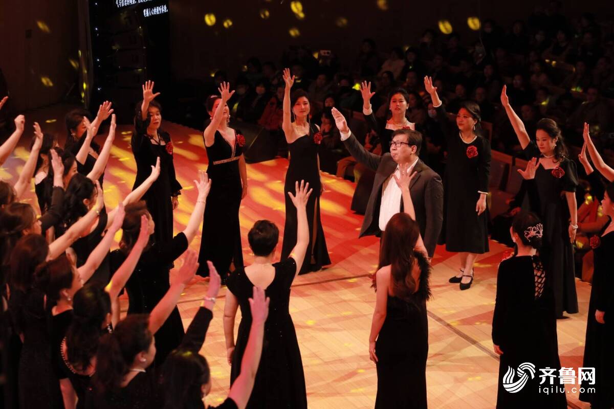 九游娱乐：解锁合唱艺术的更多可能！天下泉城合唱团2025专场音乐会温暖开唱(图3)