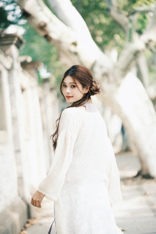 九游娱乐：岁暮天寒清风携韵——湛嘉丽首唱新歌《西湖轻轻的风》隆重发布