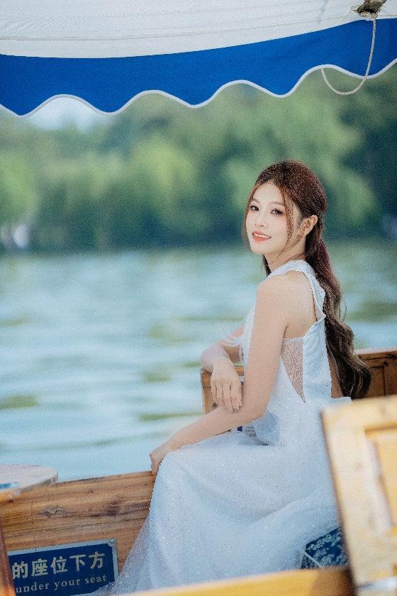 九游娱乐：岁暮天寒清风携韵——湛嘉丽首唱新歌《西湖轻轻的风》隆重发布(图2)