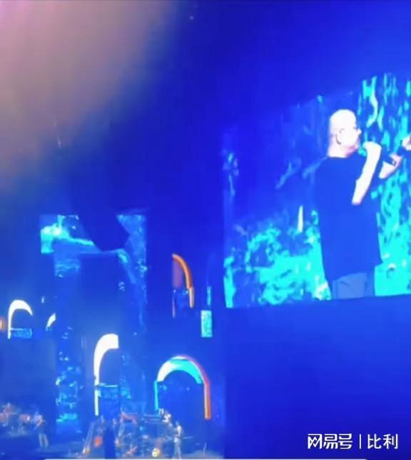 刀郎没想到花重金准备的演唱会居然被一个19岁小姑娘抢了风头(图8)