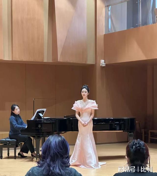 刀郎没想到花重金准备的演唱会居然被一个19岁小姑娘抢了风头(图6)