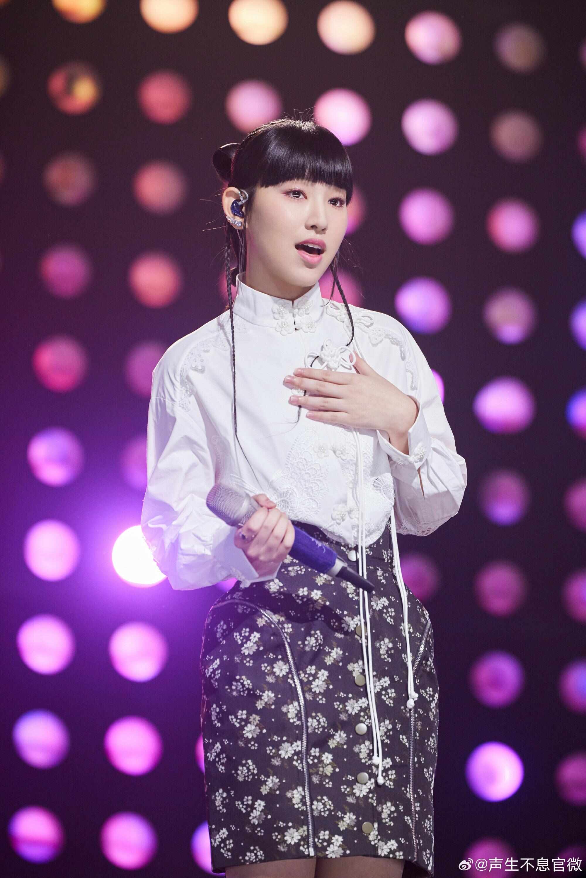 九游娱乐：炎明熹签约索尼音乐正式告别TVB终于剪掉“半永久刘海”(图3)