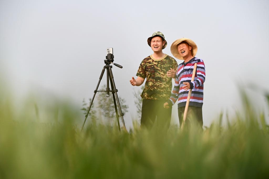 两会·影像链接丨展望“十五五”：互联网“织”梦新大众文艺舞新