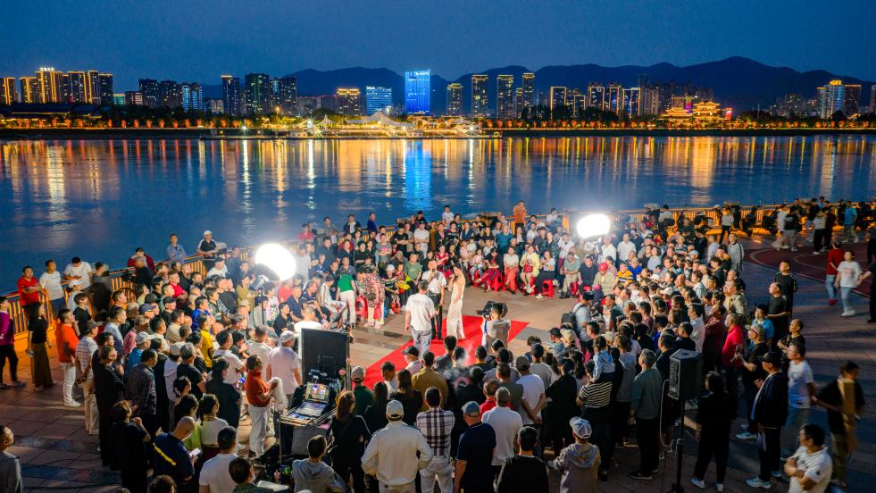 两会·影像链接丨展望“十五五”：互联网“织”梦新大众文艺舞新篇(图9)