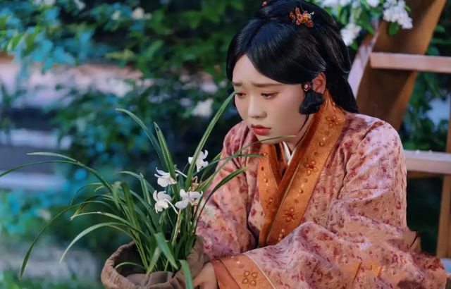 从脱口秀到影视剧演员被资本热捧的李雪琴当不了“商业女王”？(图2)