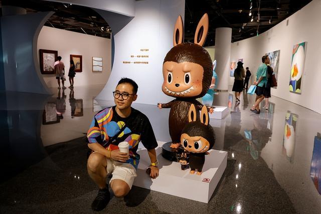 LABUBU拍真人电影了！合作《旺卡》导演…网傻：史诗级恐怖片吗(图2)