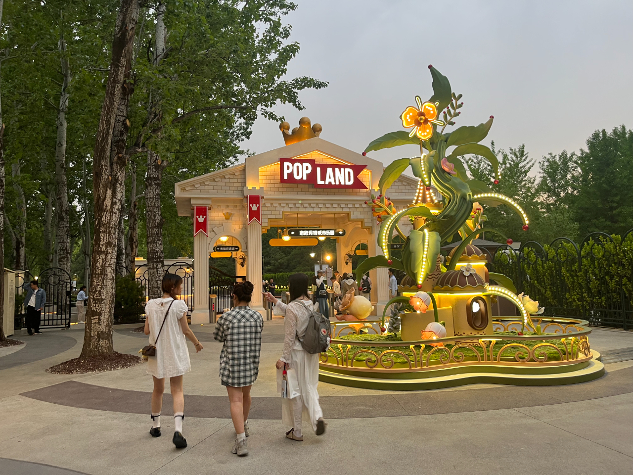 九游娱乐：泡泡玛特城市乐园补上的不只是海盗船、跳楼机(图10)