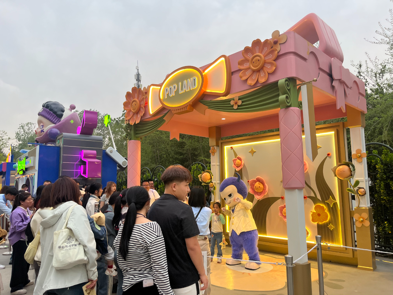 九游娱乐：泡泡玛特城市乐园补上的不只是海盗船、跳楼机(图13)